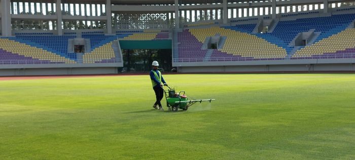 Stadion Manahan, Solo, dalam proses perawatan rumput jelang Piala Dunia U-20 2023, Minggu (12/3/2023).