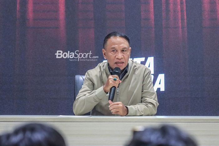 Wakil Ketua Umum PSSI 1, Zainudin Amali, sedang memberikan keterangan kepada awak media di GBK Arena, Senayan, Jakarta, Senin (13/3/2023).