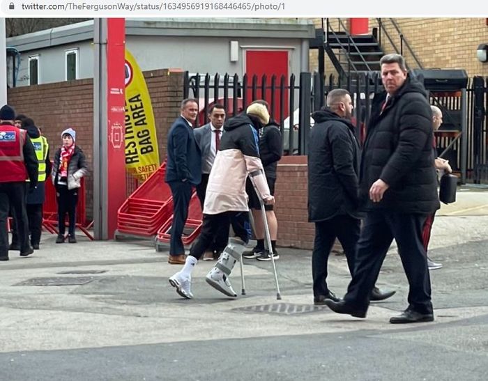 Wonderkid Manchester United, Alejandro Garnacho, meninggalkan Old Trafford dengan menggunakan kruk.