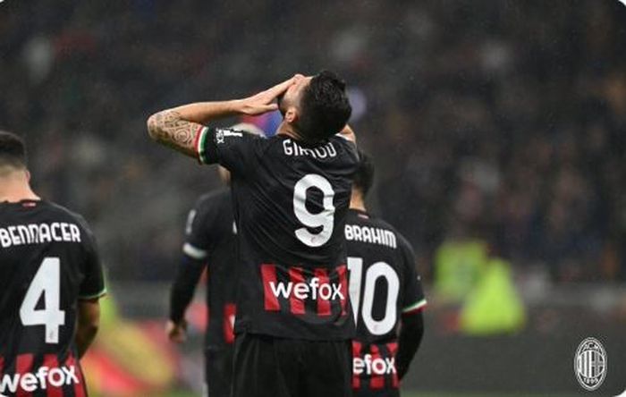 Striker AC Milan, Olivier Giroud, merayakan gol ke gawang Salernitana dalam laga Liga Italia di Stadion San Siro, Senin (13/3/2023).