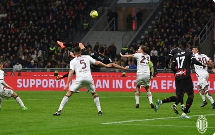 Striker AC Milan, Olivier Giroud, melepaskan tendangan salto ke gawang Salernitana dalam laga Liga Italia di Stadion San Siro, Senin (13/3/2023).