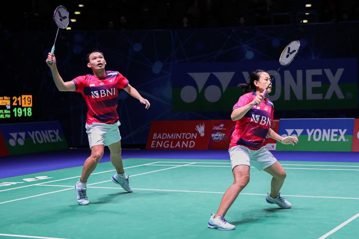 Aksi pasangan ganda campuran Indonesia, Rinov Rivaldy/Pitha Haningtyas Mentari, pada babak pertama All England Open 2023 di Utilita Arena Birmingham, Inggris, 14 Maret 2023.
