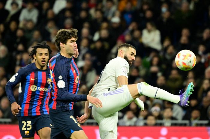 Karim Benzema (kanan) berebut bola dengan Marcos Alonso dalam duel El Clasico. David Villa menilai hasil laga Barcelona vs Real Madrid (19/3/2023) bukan penentu gelar Liga Spanyol.