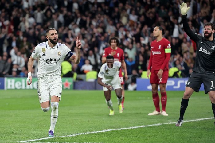 Striker Real Madrid, Karim Benzema, merayakan gol ke gawang Liverpool dalam laga leg kedua babak 16 besar Liga Champions di Stadion Santiago Bernabeu, Rabu (15/3/2023).