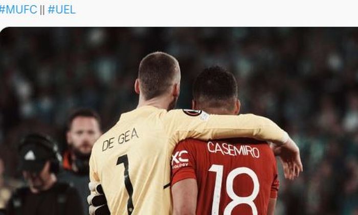 Dua pemain Manchester United, David de Gea dan Casemiro, merayakan kemenangan atas Real Betis seusai laga leg kedua babak 16 besar Liga Europa di Stadion Benito Villamarin, Kamis (16/3/2023).