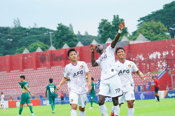 Pemain Persik Kediri, Flavio Silva saat melakukan selebrasi setelah mencetak gol ke gawang Persebaya Surabaya pada laga pekan ke-31 Liga 1 2022-2023 di Stadion Brawijaya, Kediri, Sabtu (18/3/2023).