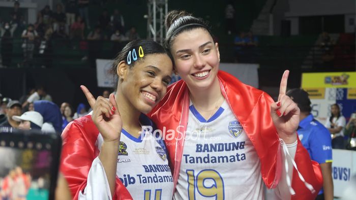 Dua pemain asing Bandung bjb Tandamata, Madeline Paredes dan Ceren Kapucu, merayakan keberhasilan tim memenangi grand final Proliga 2023.