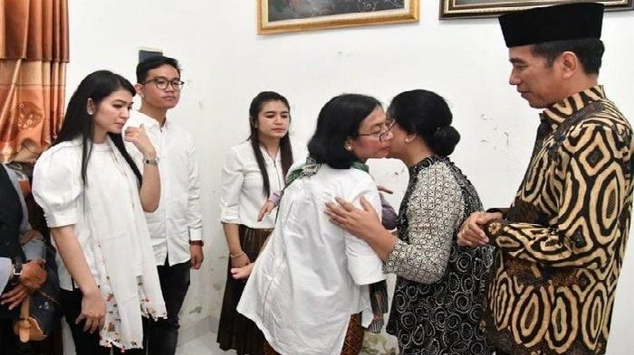 Keluarga Jokowi bersama ibu Selvi Ananda 