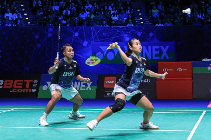 Aksi Rehan Naufal Kusharjanto/Lisa Ayu Kusumawati saat melawan Zheng Si Wei/Huang Ya Qiong (China) di babak semifinal All England Open 2023, di Utilita Arena Birmingham, Inggris, Sabtu (18/3/2023).