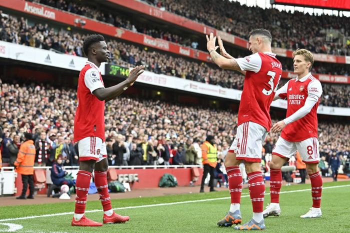 Winger Arsenal, Bukayo Saka (kiri), merayakan gol yang ia cetak ke gawang Crystal Palace pada laga lanjutan Liga Inggris di Stadion Emirates, Minggu (19/3/2023).