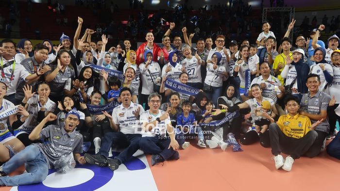 Perayaan pemain dan ofisial Bandung bjb Tandamata setelah keberhasilan tim memenangi grand final Proliga 2023.