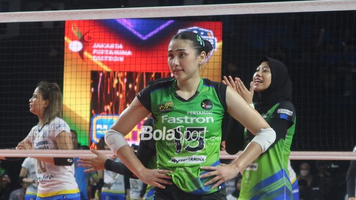 Bintang voli Jakarta Pertamina Fastron, Yolla Yuliana, cukup kewalahan menghadapi permainan mantan rekan-rekan setimnya di Bandung bjb Tandamata. 