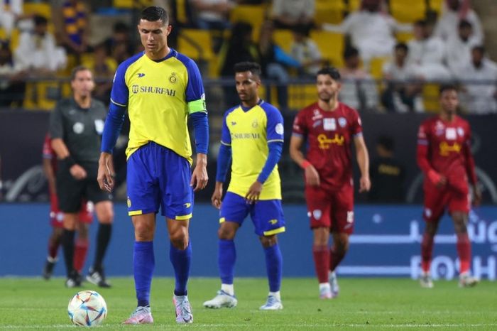 Cristiano Ronaldo memperleihatkan gesture kecewa dalam laga Al NAssr vs Abha di Liga Arab Saudi 2022-2023.