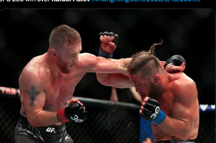 Aksi Justin Gaethje (kiri) yang pernah melawan Khabib Nurmagomedov, berduel dengan Rafael Fiziev (kanan) pada pertarungan mereka di UFC 286.