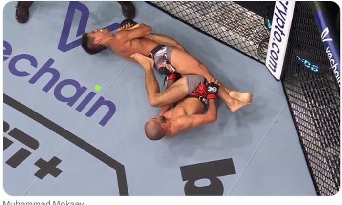 Momen saat kaki Muhammad Mokaev dibuat bengkok oleh kuncian Jafel Filho di UFC 286, Minggu (19/3/2023) WIB di London.