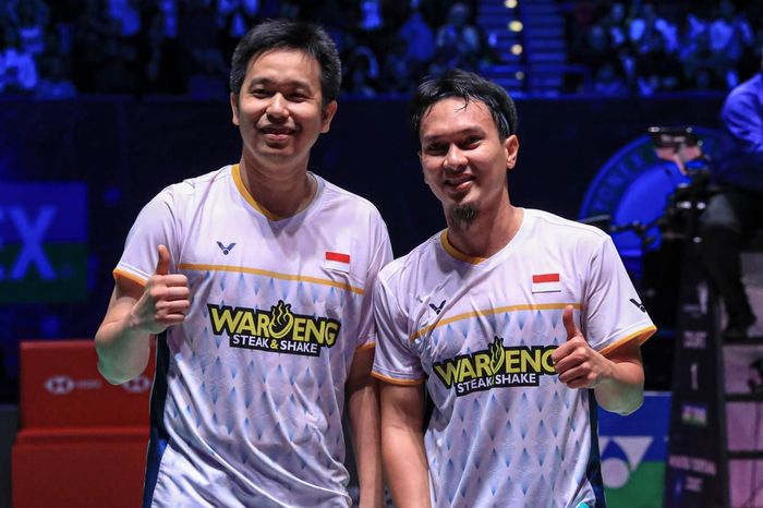 Pasangan ganda putra Indonesia, Mohammad Ahsan/Hendra Setiawan, berpose setelah memastikan diri ke final All England Open 2023 di Utilita Arena, Birmingham, Inggris, Sabtu (18/3/2023).