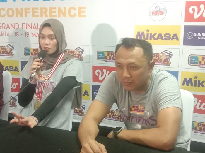 Kapten tim Bandung bjb Tandamata, Wilda Siti Nurfadhilah Sugandi dan pelatih M.Alim Suseno pada konferensi pers di GOR Amongrogo, Yogyakarta, Sabtu (18/3/2023)
