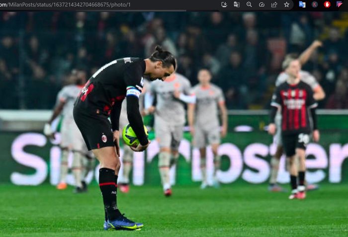 Penyerang AC Milan, Zlatan Ibrahimovic, saat hendak mengambil tendangan penalti dalam laga melawan Udinese di Dacia Arena, Sabtu (18/3/2023).