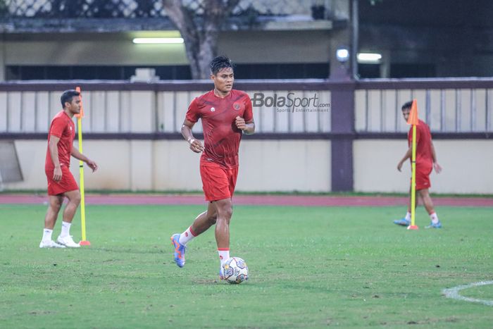 Bek timnas Indonesia, Fachruddin Aryanto, sedang menguasai bola saat berlatih di Stadion PTIK, Blok M, Jakarta, Senin (20/3/2023).
