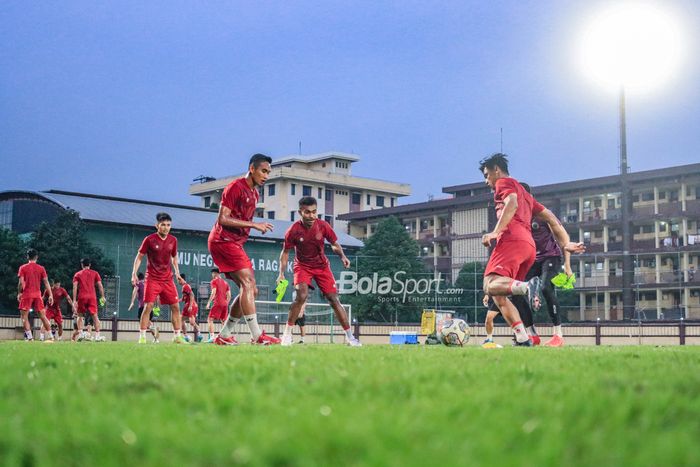 Sejumlah pemain timnas Indonesia yakni Witan Sulaeman, Rizky Ridho, Yance Sayuri, dan Pratama Arhan sedang berlatih di Stadion PTIK, Blok M, Jakarta, Senin (20/3/2023).