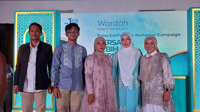 Dewi Sandra di The Terrace Senayan, Senayan, Jakarta Pusat, Senin (20/3/2023).