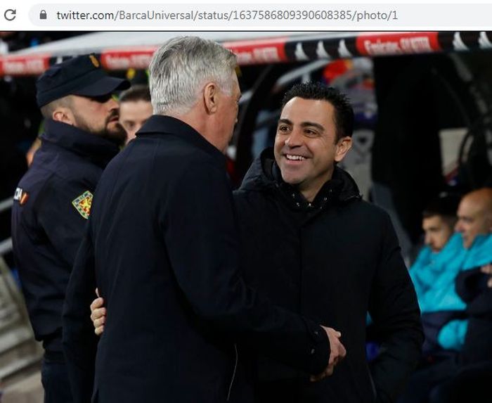 Momen Xavi Hernandez dan Carlo Ancelotti berjabat tangan sebelum laga El Clasico antara Barcelona vesus Real Madrid.