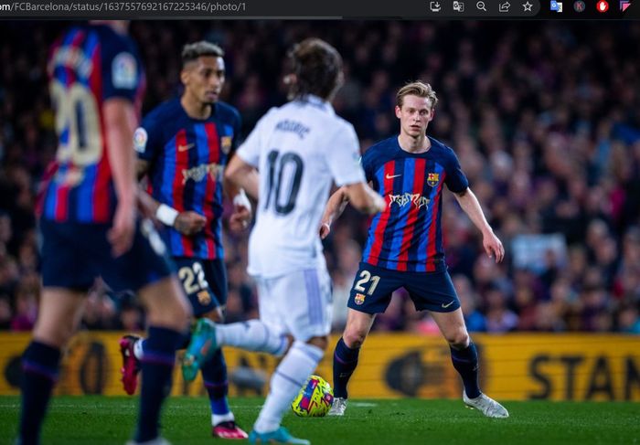 Aksi Frenkie de Jong dalam laga Barcelona vs Real Madrid di Stadion Spotify Camp Nou pada Minggu (19/3/2023) waktu setempat.