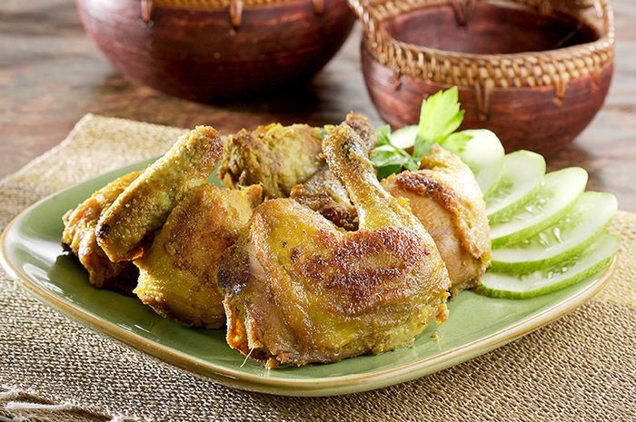Hidangan ayam goreng bumbu kuning