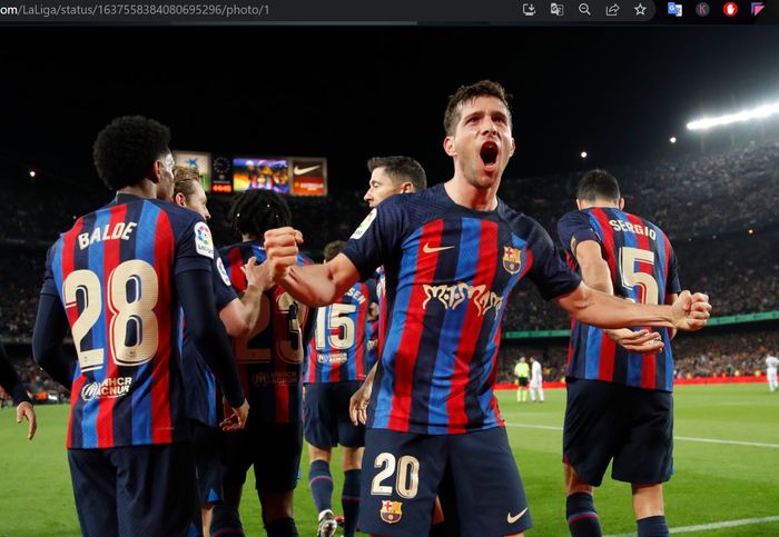 Bek sayap Barcelona, Sergi Roberto, merayakan gol ke gawang Real Madrid dalam laga bertajuk El Clasico di Stadion Spotify Camp Nou, Minggu (19/3/2023).