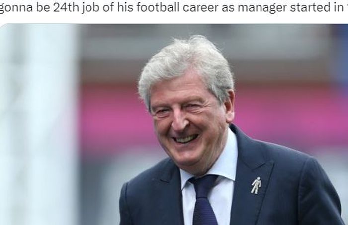 Pelatih Crystal Palace, Roy Hodgson, sedang tersenyum.