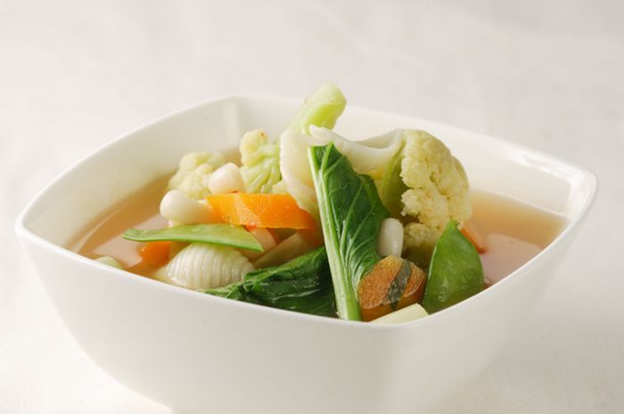 Hidangan sup sayur makaroni untuk menu sahur Ramadhan