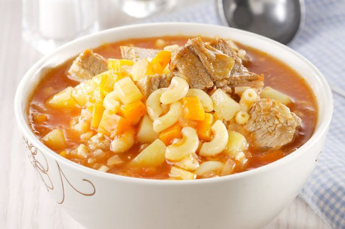 Hidangan sup tomat pasta untuk menu sahur Ramadhan