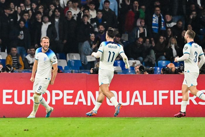Striker timnas Inggris, Harry Kane, merayakan gol yang dicetak ke gawang timnas Italia pada partai Grup C Kualifikasi Euro 2024 di Stadio Diego Armando Maradona, Kamis (23/3/2023).