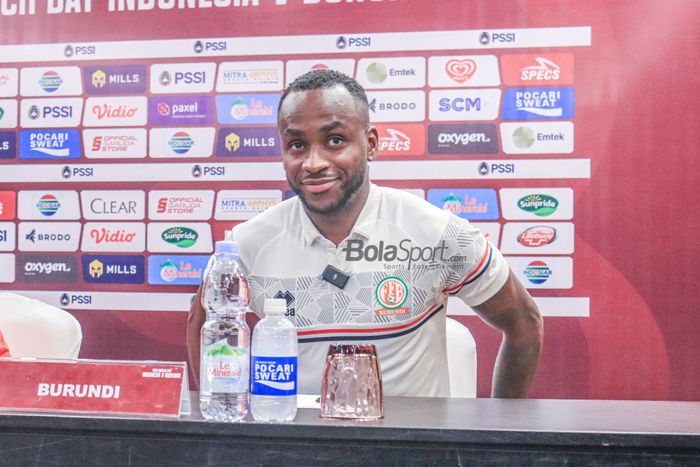 Penyerang timnas Burundi, Saido Berahino, saat menghadiri sesi jumpa pers di Hotel Sultan, Senayan, Jakarta, Jumat (24/3/2023).