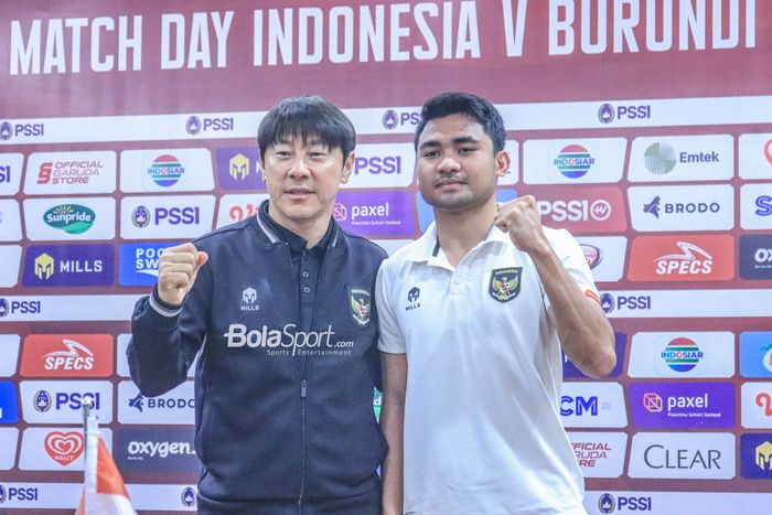 Pelatih timnas Indonesia, Shin Tae-yong (kiri) dan pemainnya bernama Asnawi Mangkualam Bahar (kanan) sedang berfoto bersama dalam sesi jumpa pers di Hotel Sultan, Senayan, Jakarta, Jumat (24/3/2023).