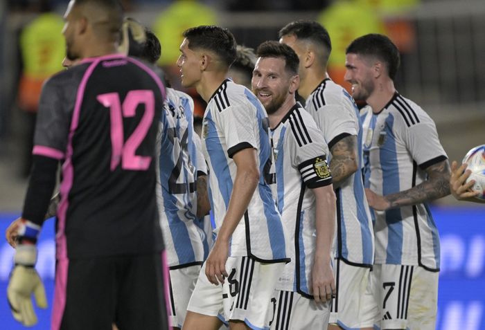 Megabintang timnas Argentina, Lionel Messi, merayakan gol Thiago Almada ke gawang Panama dalam laga uji coba di Stadion Monumental, Kamis (23/3/2023).