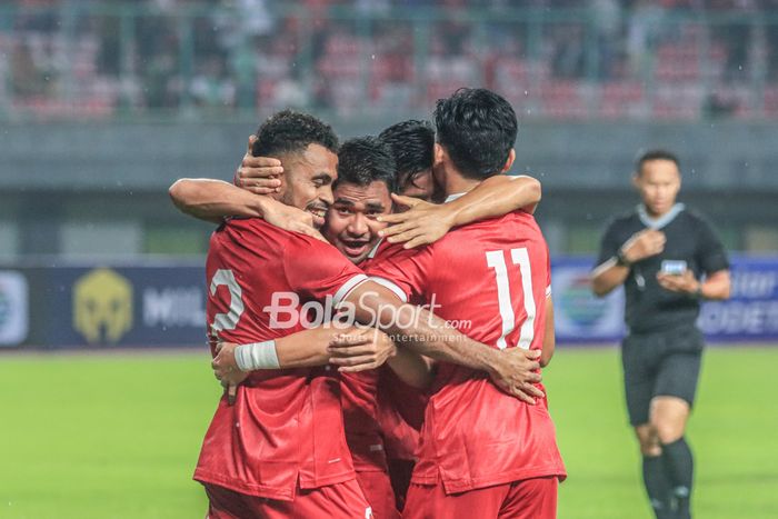 Yakob Sayuri, Asnawi Mangkualam, Dendy Sulistyawan merayakan gol timnas Indonesia ke gawang Burundi di Stadion Patriot, Sabtu (25/3/2023).