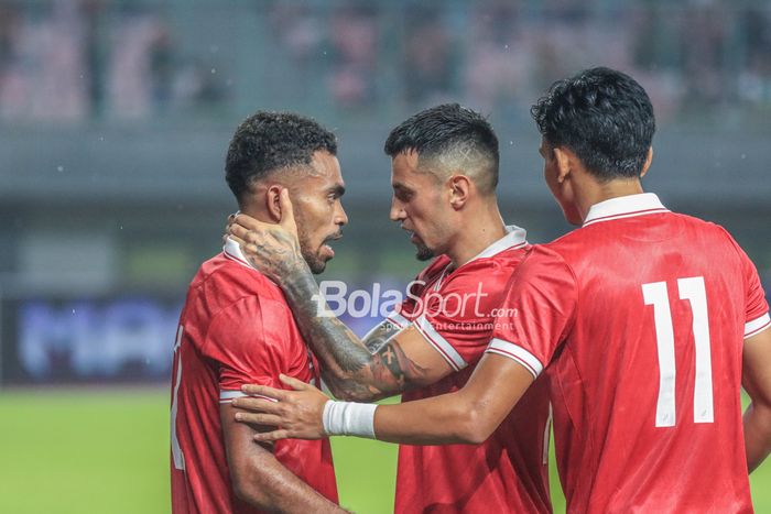 Yakob Sayuri, Stefano Lilipaly setelah gol pertama timnas Indonesia ke gawang Burundi di Stadion Patriot, Sabtu (25/3/2023).