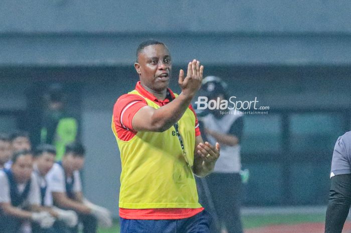 Pelatih timnas Burundi, Etienne Ndayiragije, sedang memberikan intruksi kepada para pemainnya saat bertanding di Stadion Patriot Candrabhaga, Bekasi, Jawa Barat, Sabtu (25/3/2023).