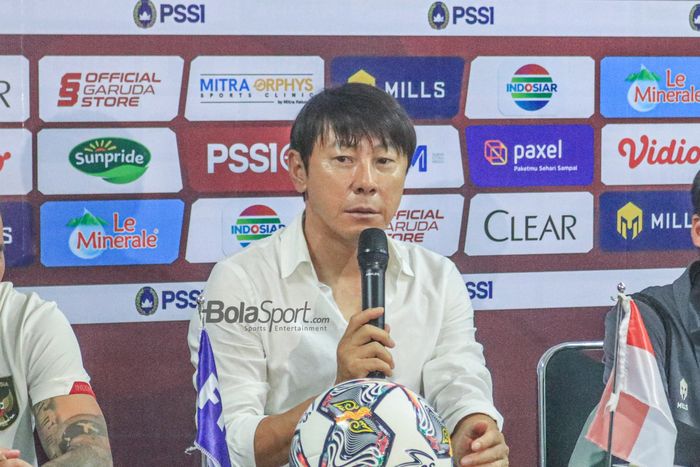 Pelatih timnas Indonesia, Shin Tae-yong, sedang memberikan keterangan kepada awak media dalam sesi jumpa pers di Stadion Patriot Candrabhaga, Bekasi, Jawa Barat, Sabtu (25/3/2023).