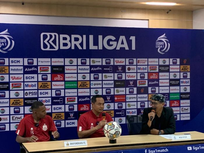 Gendut Doni dan Ruben Sanadi usai Bhayangkara FC menelan kekalahan 2-1 dari Persib Bandung dalam laga tunda pekan ke-18 Liga 1 2022/2023