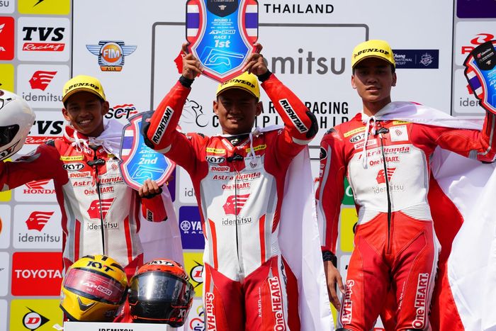Tiga pembalap Indonesia binaan Astra Honda Racing Team, Veda Ega Pratama (kiri), Rheza Danica Ahrens (tengah) dan Herjun Atna Firdaus (kanan) usai menyapu bersih podium kelas AP250 ARRC Thailand 2023, Sabtu (25/3/2023)