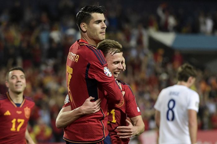 Gelandang timnas Spanyol, Dani Olmo, melakukan selebrasi usai menjebol gawang timnas Norwegia dalam laga Kualifikasi Euro 2024.