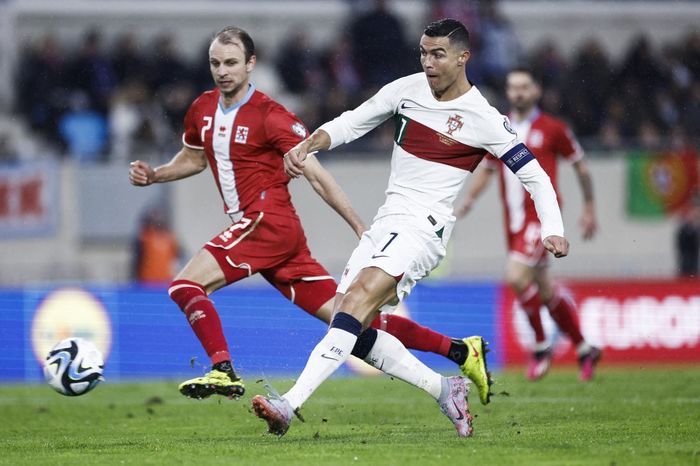 Cristiano Ronaldo berhasil menembus 122 gol berkat brace ke gawang Luksemburg dalam kemenangan 6-0 timnas Portugal di Stadion Luksemburg, pada lanjutan Kualifikasi Euro 2024.