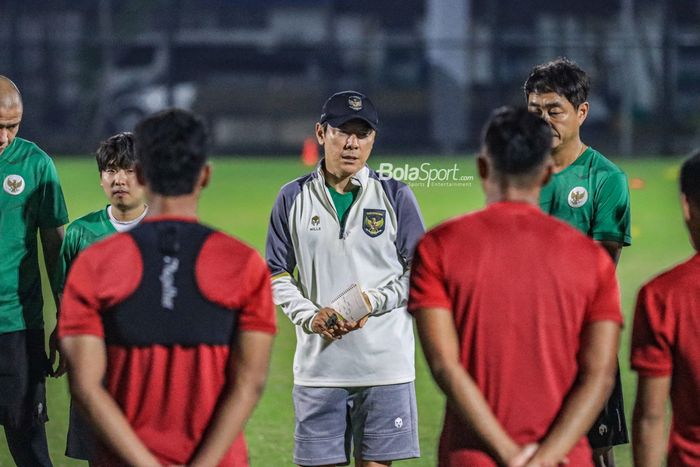 Pelatih Timnas Indonesia, Shin Tae-yong (tengah), sedang memberikan intruksi kepada para pemainnya saat berlatih di Stadion JIS (Jakarta International Stadium), Jakarta Utara, Senin (27/3/2023) malam.