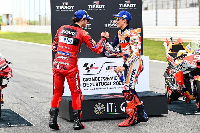 Pembalap Ducati Lenovo, Francesco Bagnaia berjabat tangan dengan Marc Marquez (Repsol Honda) di podium Sprint MotoGP Portugal, Sabtu, 25 Maret 2023