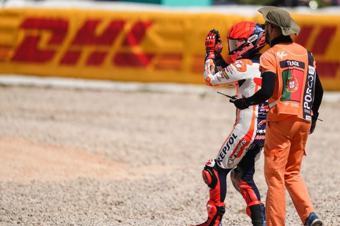 Pembalap Repsol Honda, Marc Marquez, meminta maaf kepada penonton setelah kecelakaan yang dialaminya bersama Miguel Oliveira (CryptoDATA RNF) dan Jorge Martin (Prima Pramac) saat balapan MotoGP Portugal di Sirkuit Algarve, Portimao, Portugal, 26 Maret 2023.