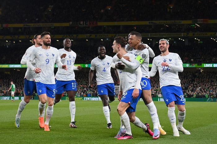 Para pemain timnas Prancis merayakan gol yang dicetak Benjamin Pavard ke gawang timnas Republik Irlandia.