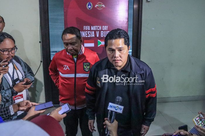 Ketua Umum PSSI, Erick Thohir, sedang memberikan keterangan kepada awak media di Stadion Patriot Candrabhaga, Bekasi, Selasa (28/3/2023).