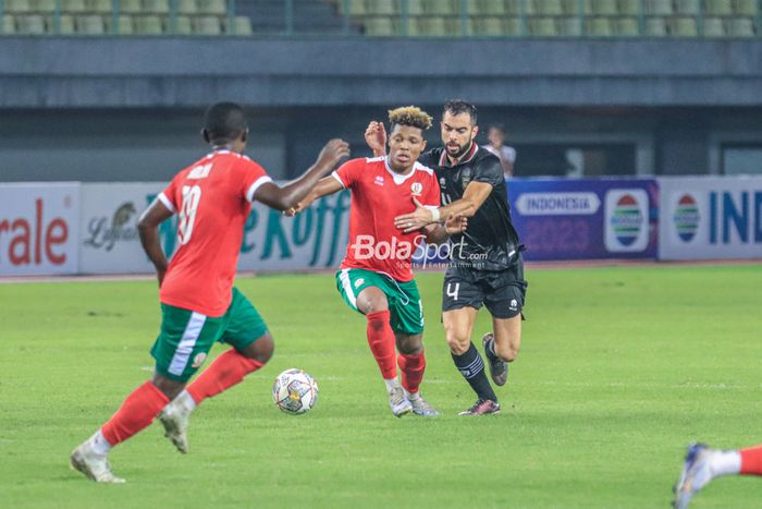 Bek naturalisasi timnas Indonesia, Jordi Amat (kanan), sedang mejaga ketat lawannya saat bertanding dalam laga kedua FIFA Matchday di Stadion Patriot Candrabhaga, Bekasi, Selasa (28/3/2023).